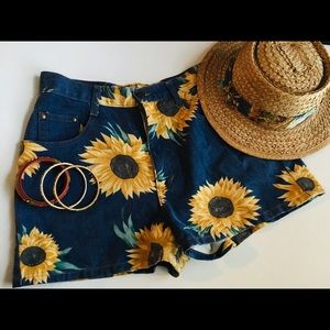 🌻Adorable Vintage Sunflower Shorts 🌻
